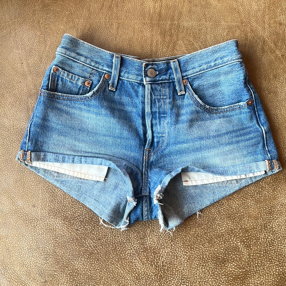 Levi’s 501 hot daisy duke blue jean shorts 25